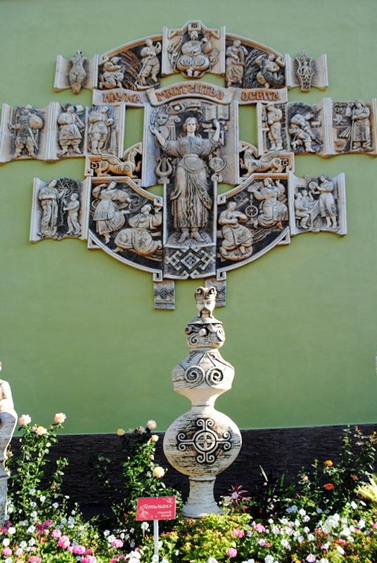 Рельєфна композиція на будівлі гімназії «Дивосвіт»